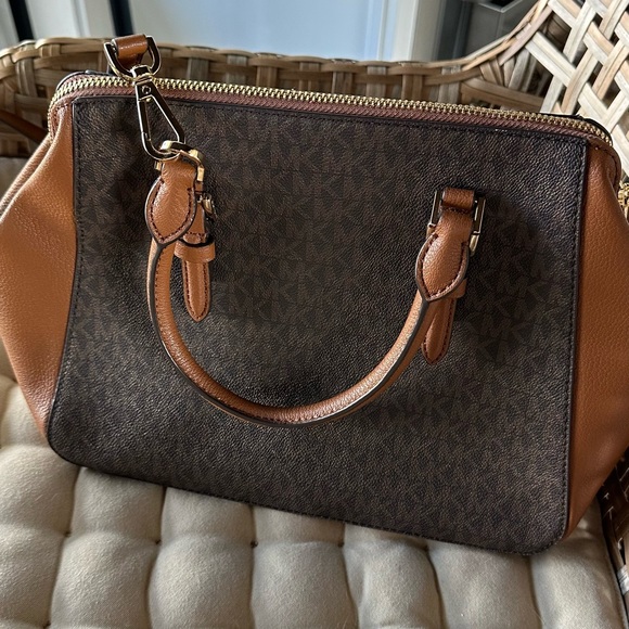Michael Kors Handbag never used but no tags. - Picture 6 of 17